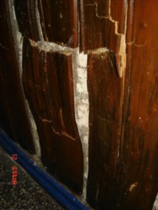 Vom Schwamm zerstörte Holzverkleidung