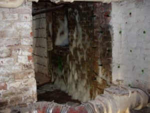 Injektionspacker zur Flächeninjektion in einer schwammbefallenen Kellerwand