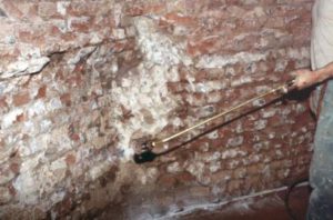 Abflammen einer schwammbefallenen Ziegelwand